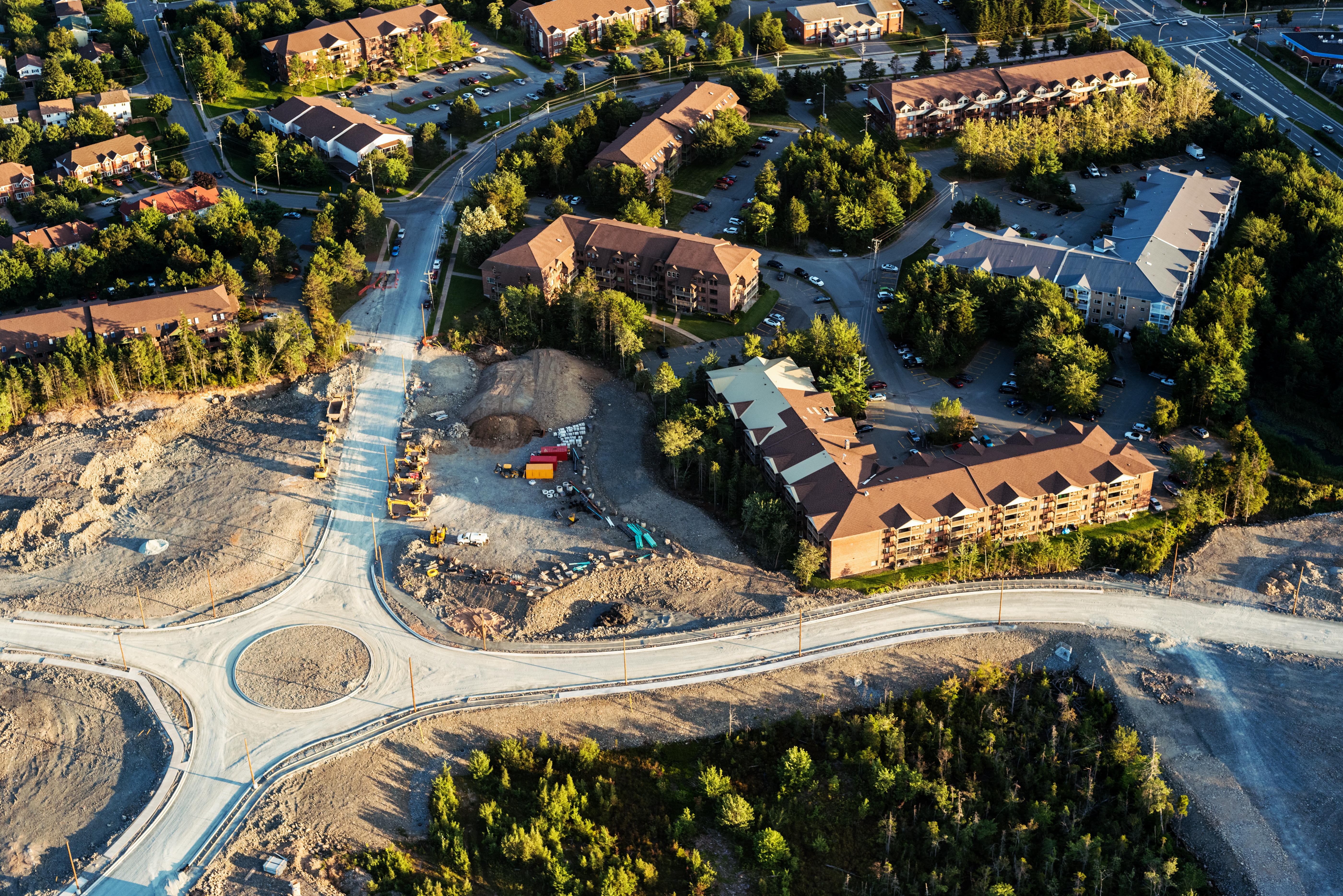 Aerial view of a contruction site around houses | Vue aérienne d'un chantier de construction autour de maisons