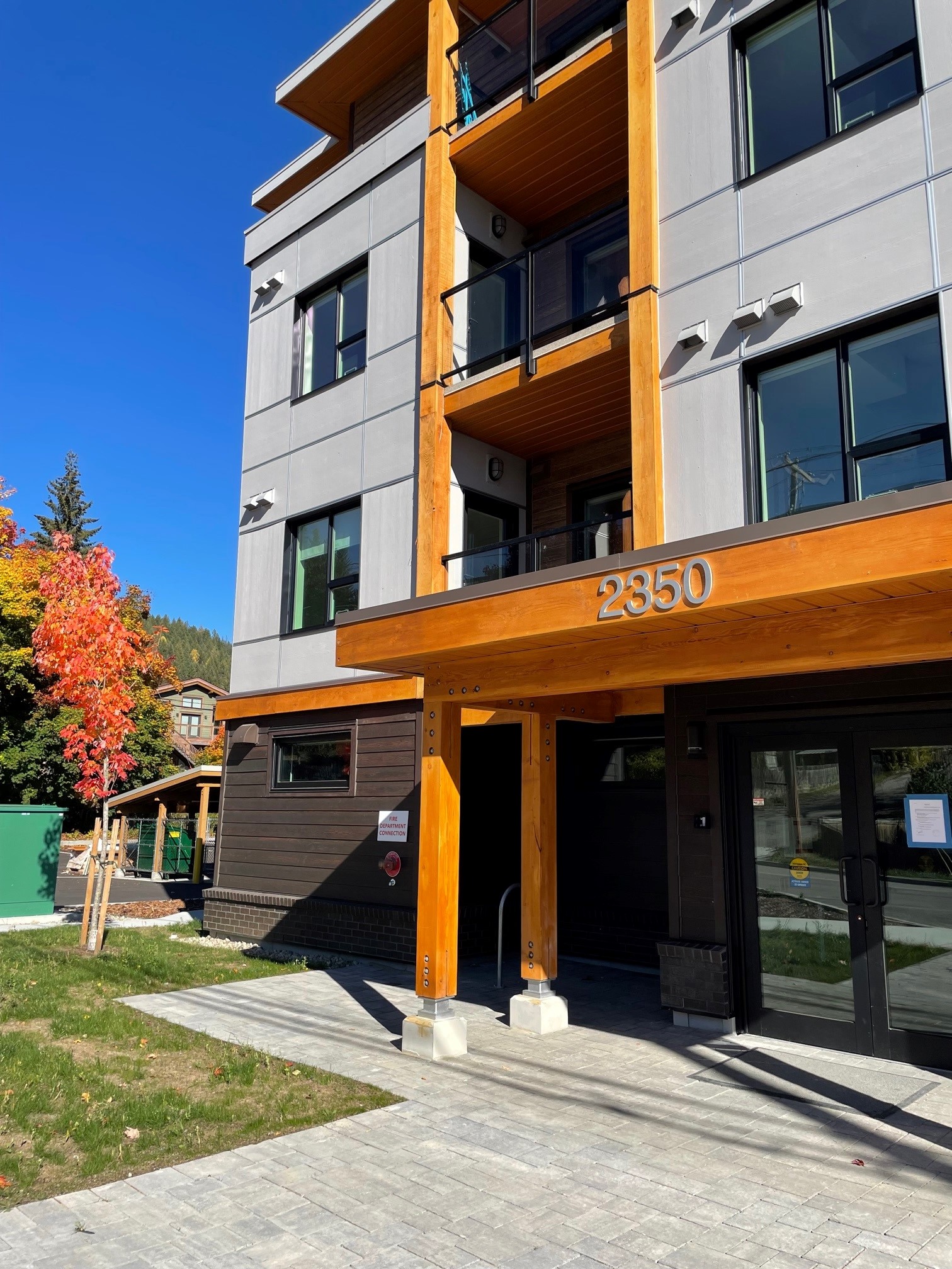 The front facade of the Rossland Yards affordable housing building in Rosslands, BC