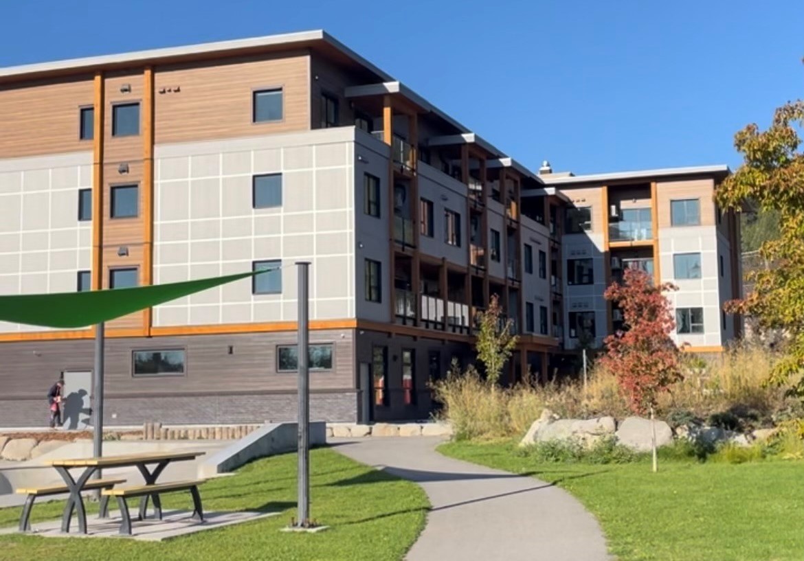 A wide angle photo of the Rossland Yards affordable housing building in Rosslands, BC