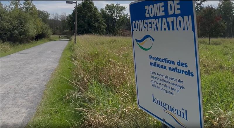 A sign indicating a land conservation project in Longueuil