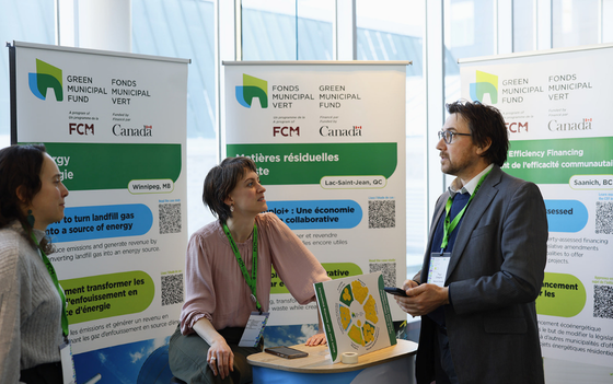 Un délégué s’entretient avec le personnel du FMV au kiosque d’apprentissage et de financement du FMV lors de la Conférence sur les collectivités durables 2025.