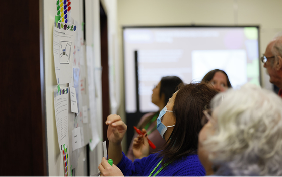 Participants travaillant ensemble à un atelier de la Conférence sur les collectivités durables 2025.