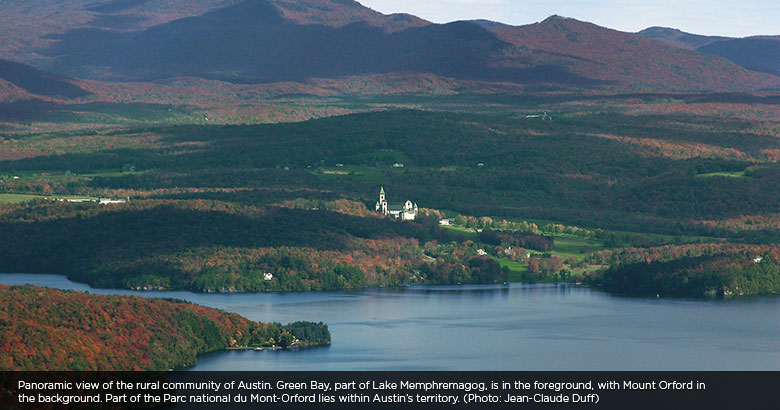 Panoramic view of Green Bay and Mount Orford near Austin, QC