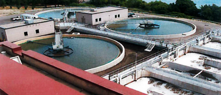 View of secondary clarifiers, pump and UV disinfection system. (Credit: City of Brockville)